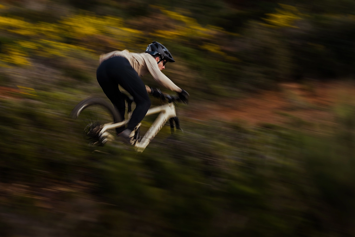 Lee Cougan FLO e-bike rodando en la montaña